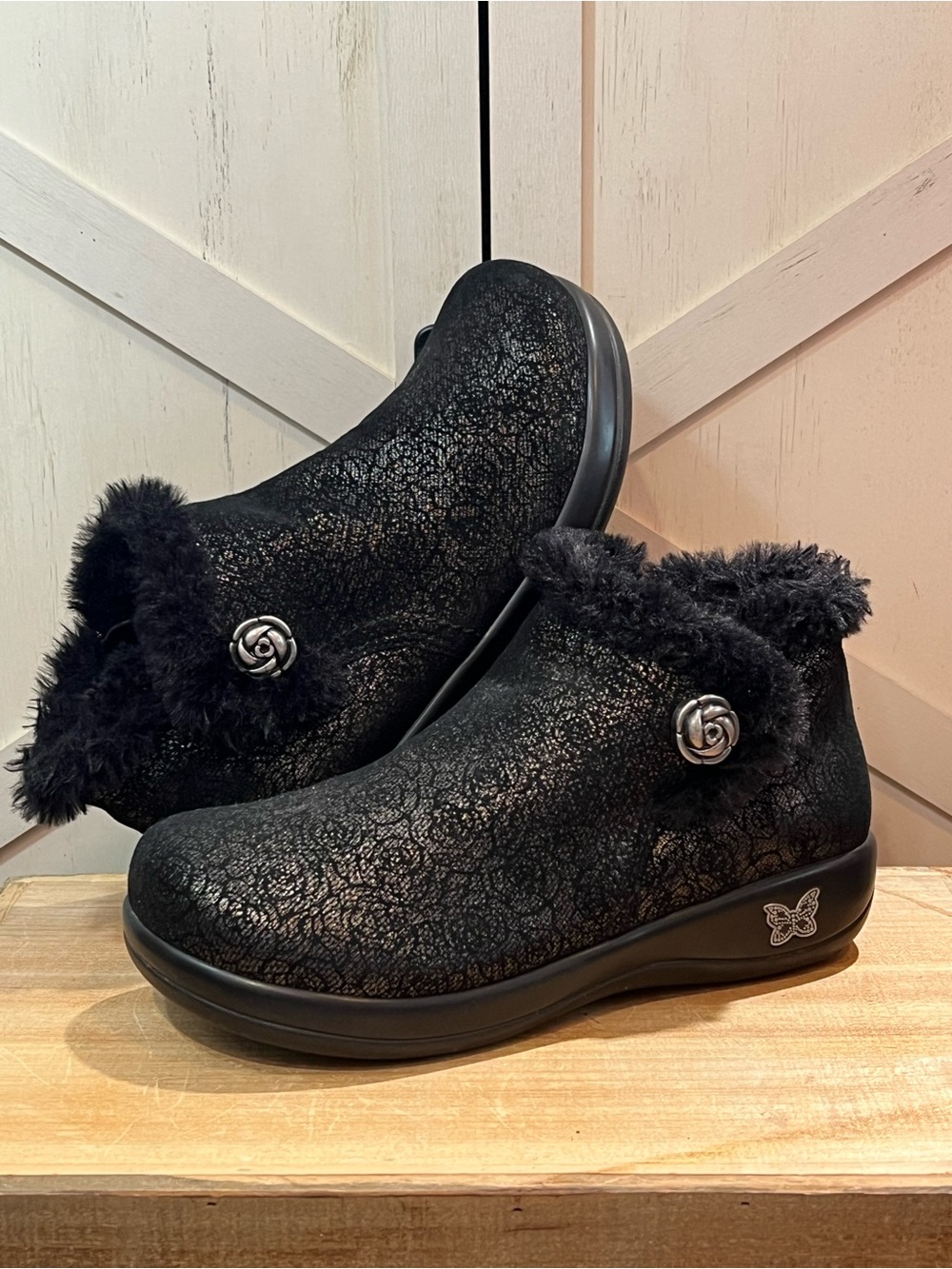Alegria Meri Black Roses Metallic Floral Faux Fur Lined Ankle Boots Size 7 EUC